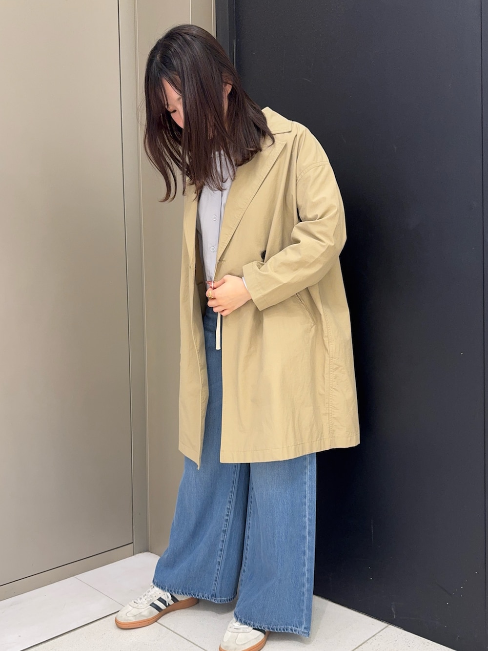 ベージュ系のその他アウター、ブルー系のシャツ/ブラウス、ブルー系のデニムパンツを着用したレディースの春コーディネートの3枚目の写真