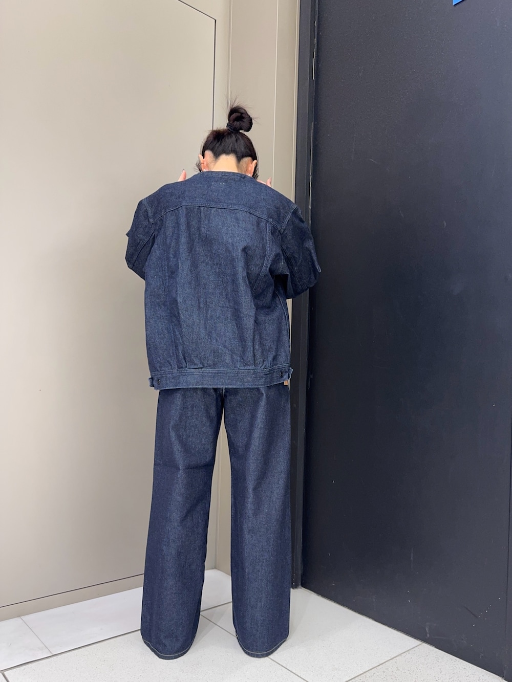 ブルー系のデニムジャケット、ブルー系のデニムパンツ、ホワイト系のTシャツ/カットソーを着用したレディースの冬コーディネートの3枚目の写真