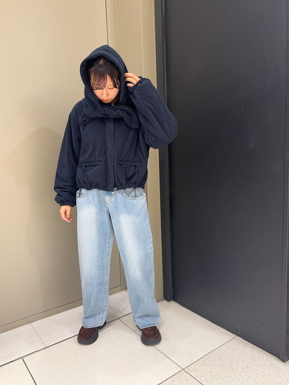 ブルー系のその他アウター、ブルー系のデニムパンツ、ブラウン系のローファーを着用したレディースの冬コーディネートの5枚目の写真