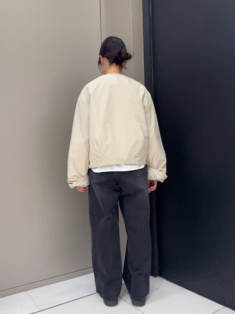 ホワイト系のその他アウター、ブラック系のデニムパンツを着用したレディースの冬コーディネートの3枚目の写真