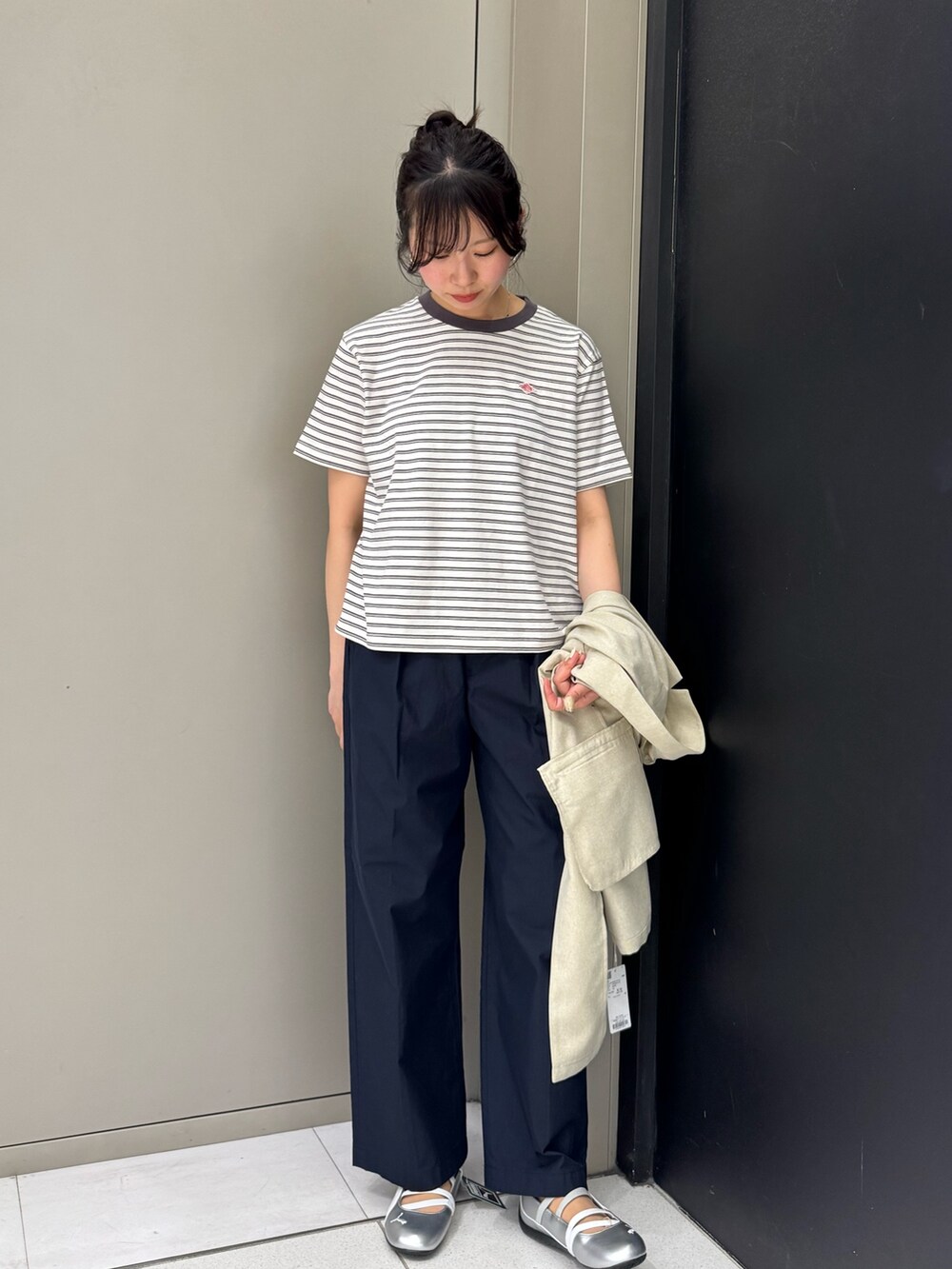 ホワイト系のTシャツ/カットソー、シルバー系のスニーカー、ブルー系のその他パンツを着用したレディースの春コーディネートの2枚目の写真