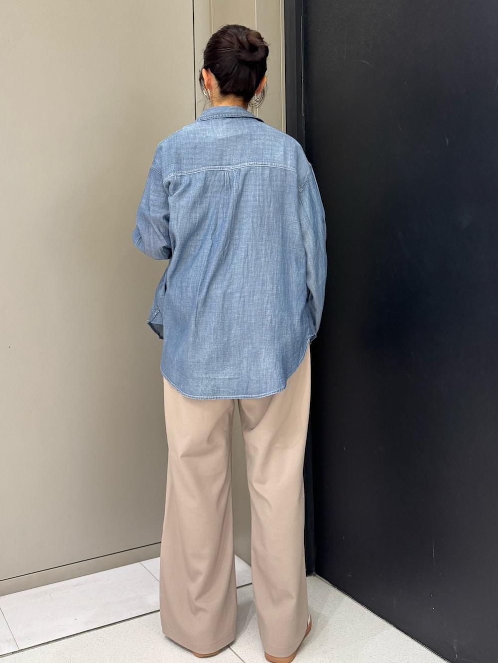 ブルー系のシャツ/ブラウス、ホワイト系のTシャツ/カットソー、ベージュ系のその他パンツを着用したレディースの春コーディネートの2枚目の写真