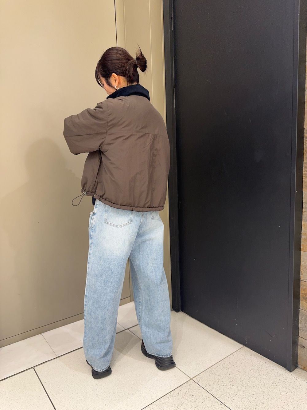 ブルー系のその他アウター、ブルー系のデニムパンツ、ブラウン系のローファーを着用したレディースの冬コーディネートの7枚目の写真