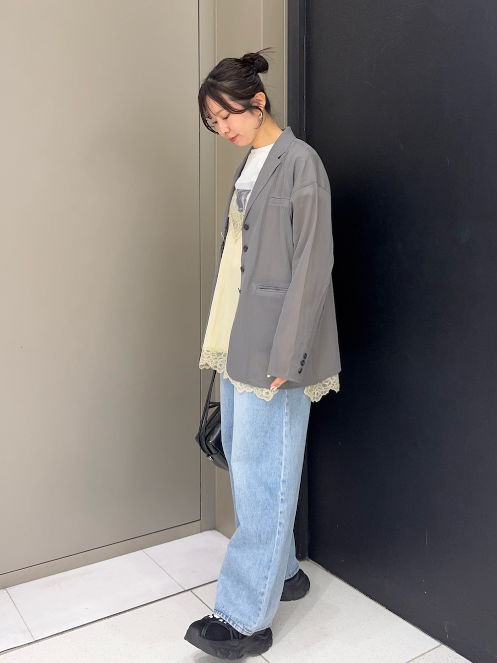 グレー系のその他アウター、ベージュ系のキャミソール、グレー系のTシャツ/カットソーを着用したレディースの春コーディネートの2枚目の写真