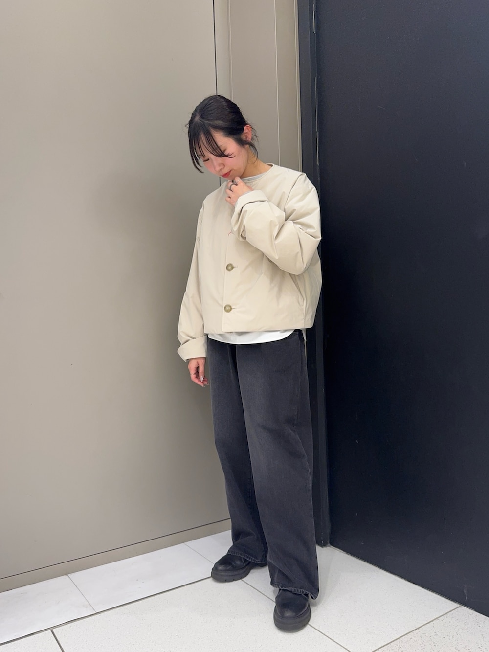 ホワイト系のその他アウター、ブラック系のデニムパンツを着用したレディースの冬コーディネートの2枚目の写真