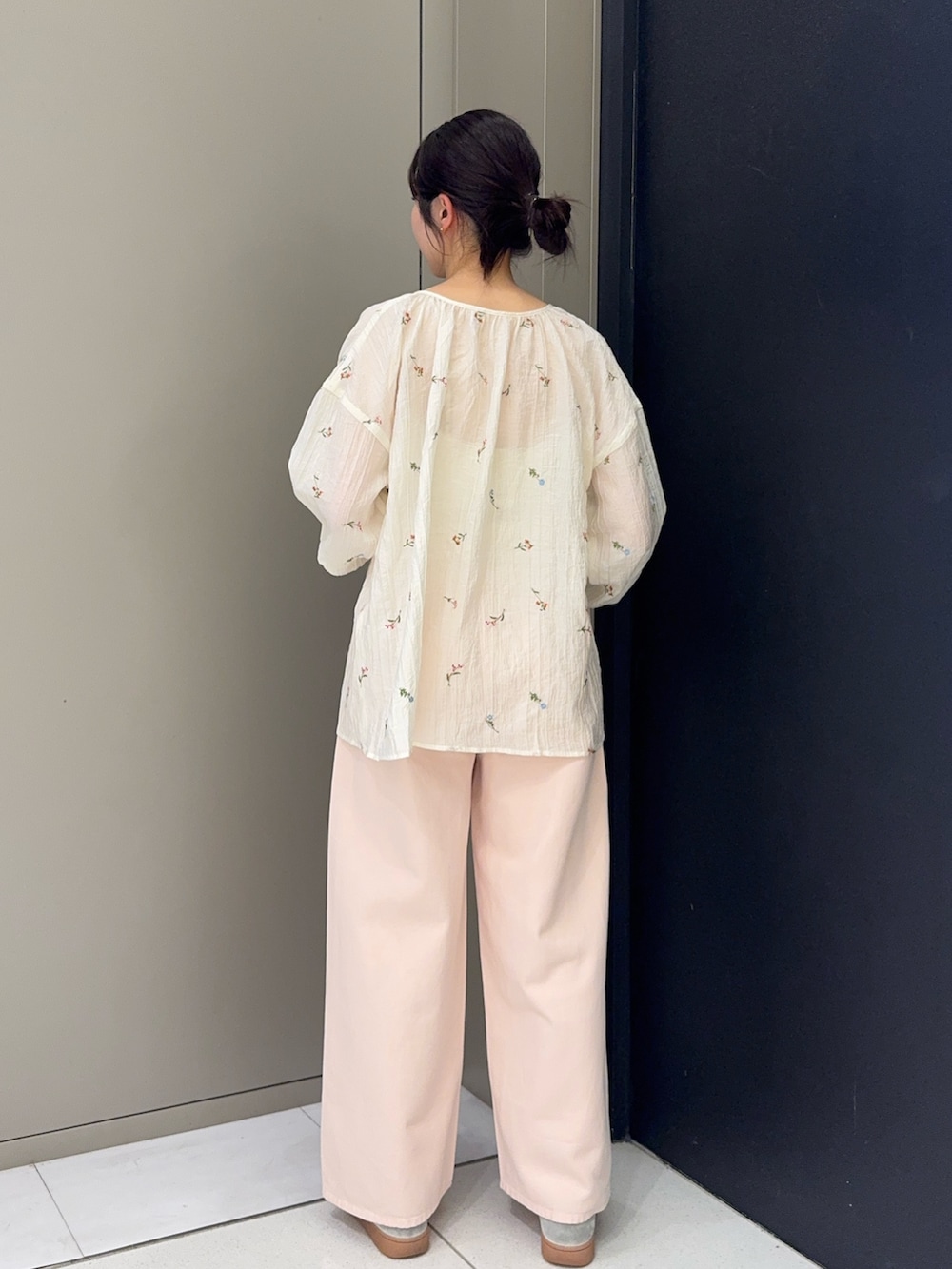ホワイト系のシャツ/ブラウス、ピンク系のパンツ、ブラック系のショルダーバッグを着用したレディースの春コーディネートの3枚目の写真