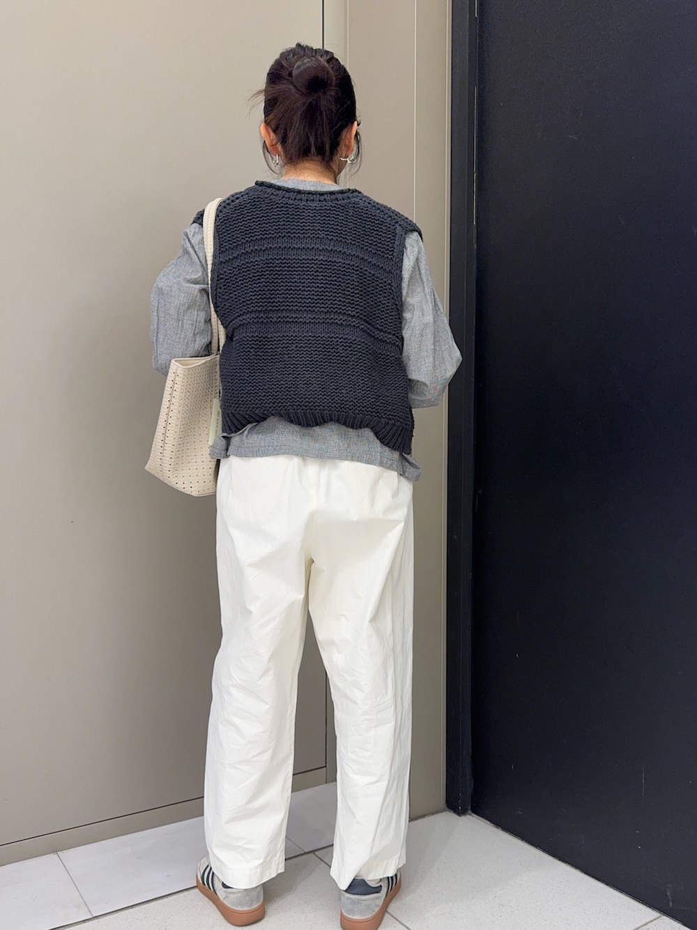 ホワイト系のその他パンツ、その他のシャツ/ブラウス、ホワイト系のスニーカーを着用したレディースの春コーディネートの3枚目の写真