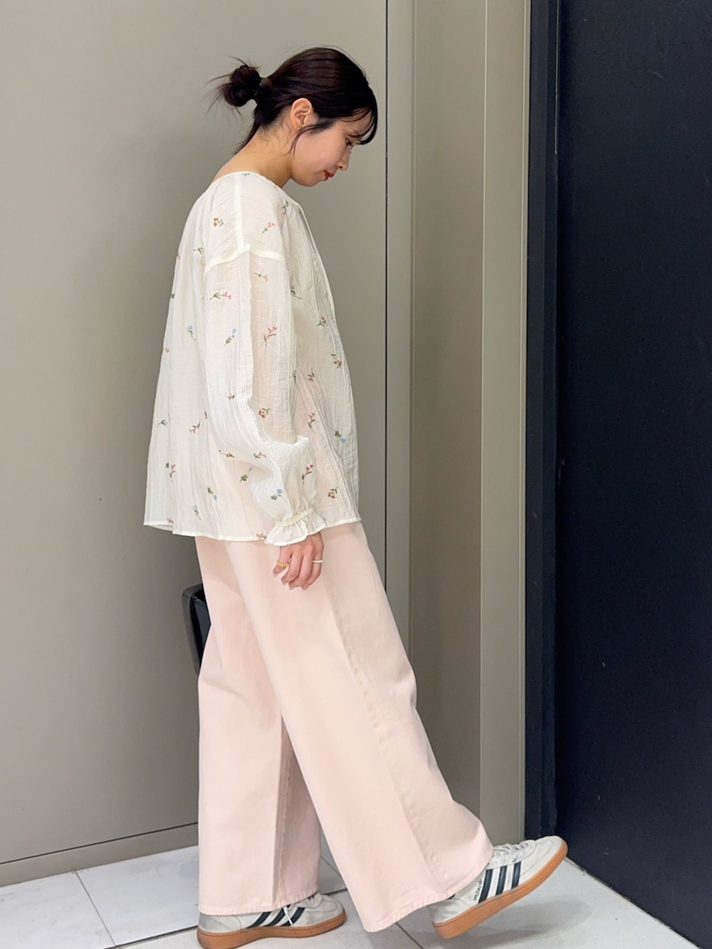 ホワイト系のシャツ/ブラウス、ピンク系のパンツ、ブラック系のショルダーバッグを着用したレディースの春コーディネートの2枚目の写真