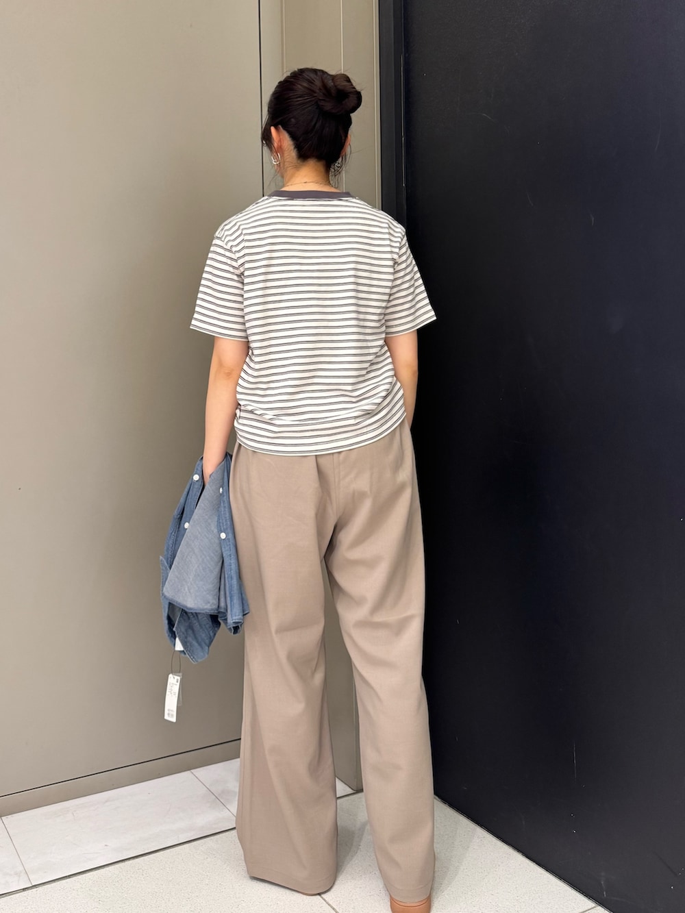 ブルー系のシャツ/ブラウス、ホワイト系のTシャツ/カットソー、ベージュ系のその他パンツを着用したレディースの春コーディネートの4枚目の写真