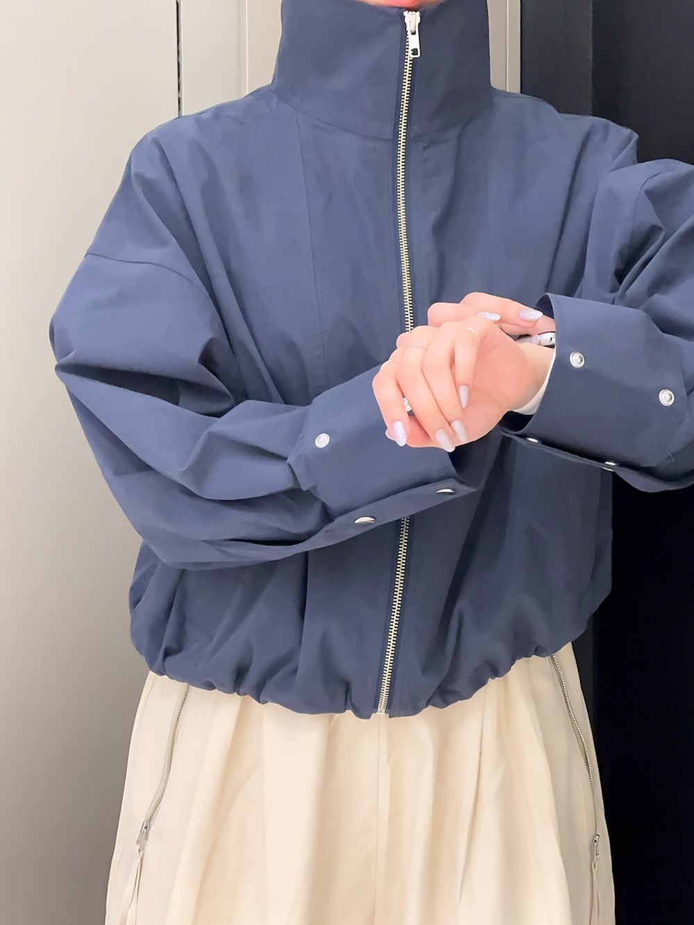 ホワイト系のスニーカー、ベージュ系のその他パンツ、ブルー系のブルゾンを着用したレディースの秋コーディネートの5枚目の写真