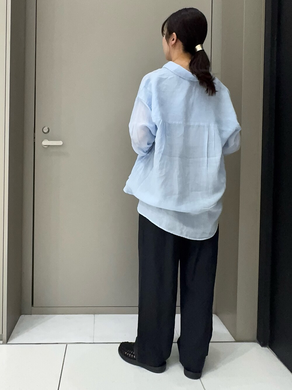 ブルー系のシャツ/ブラウス、ブラック系のその他パンツ、ブラック系のサンダルを着用したレディースの夏コーディネートの3枚目の写真