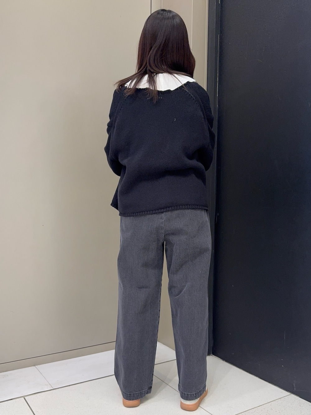 ブラック系のカーディガン/ボレロ、ホワイト系のシャツ/ブラウス、ホワイト系のボストンバッグを着用したレディースの春コーディネートの2枚目の写真