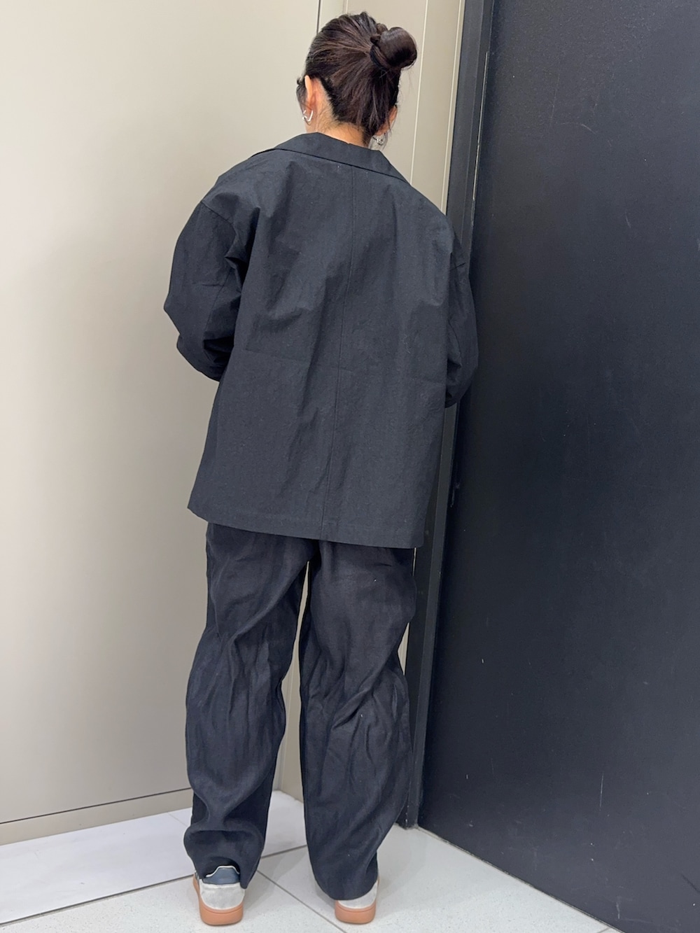 ブラック系のその他アウター、ブラック系のサロペット/オーバーオール、その他のシャツ/ブラウスを着用したレディースの春コーディネートの3枚目の写真