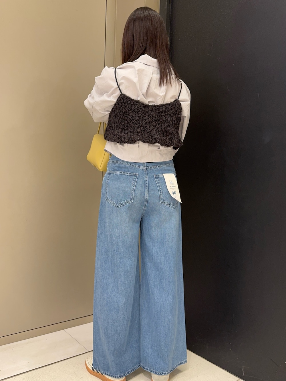 ブルー系のシャツ/ブラウス、グレー系のニット/セーター、ブルー系のその他パンツを着用したレディースの春コーディネートの2枚目の写真