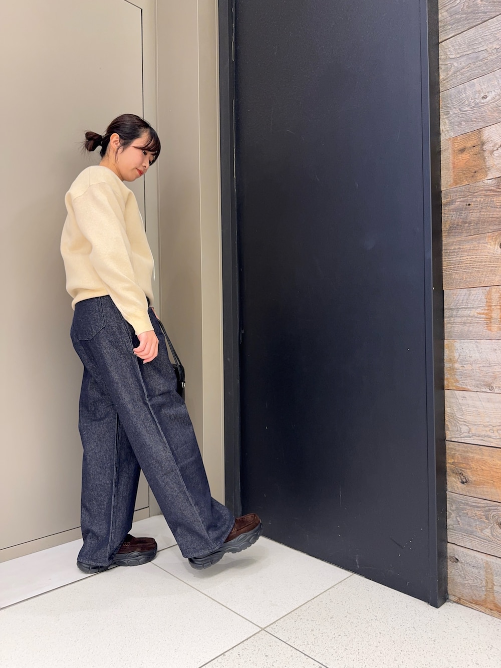 ベージュ系のニット/セーター、ホワイト系のシャツ/ブラウス、ブラウン系のローファーを着用したレディースの冬コーディネートの2枚目の写真