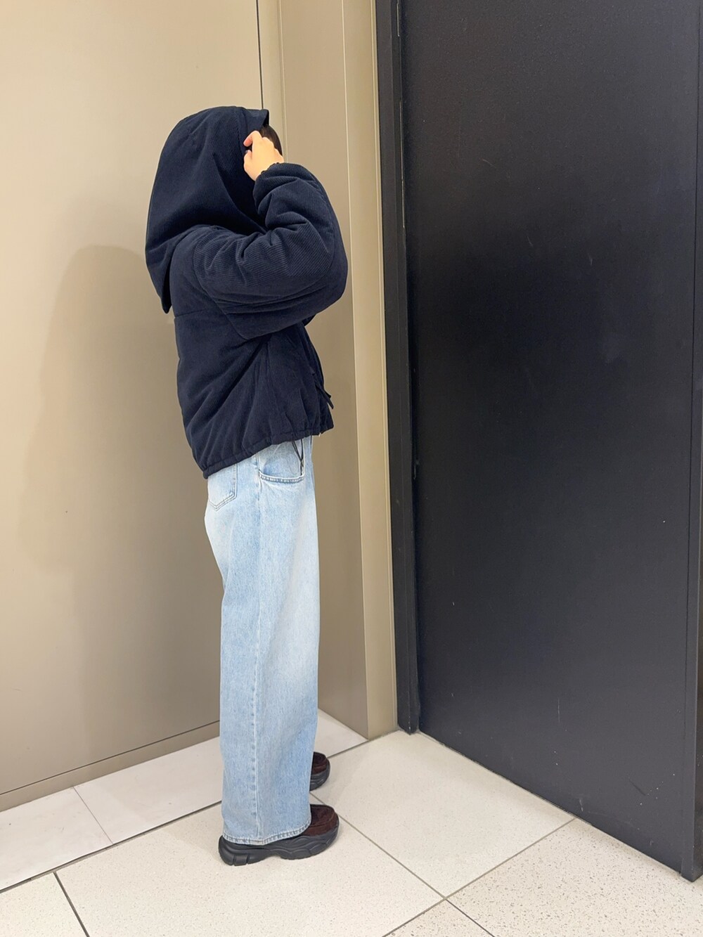 ブルー系のその他アウター、ブルー系のデニムパンツ、ブラウン系のローファーを着用したレディースの冬コーディネートの4枚目の写真