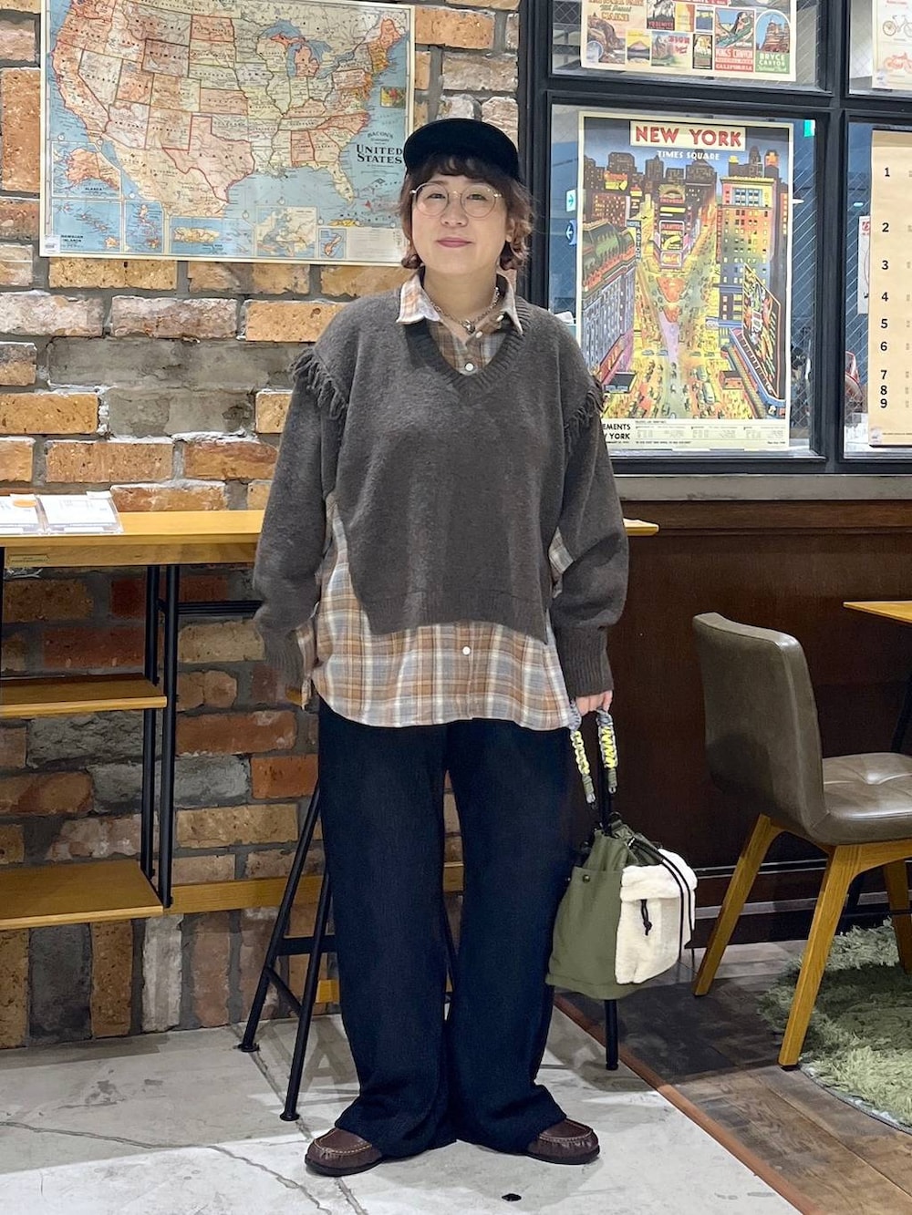 ブラウン系のローファー、ブラック系のその他パンツ、ブラウン系のニット/セーターを着用したレディースの秋コーディネートの3枚目の写真