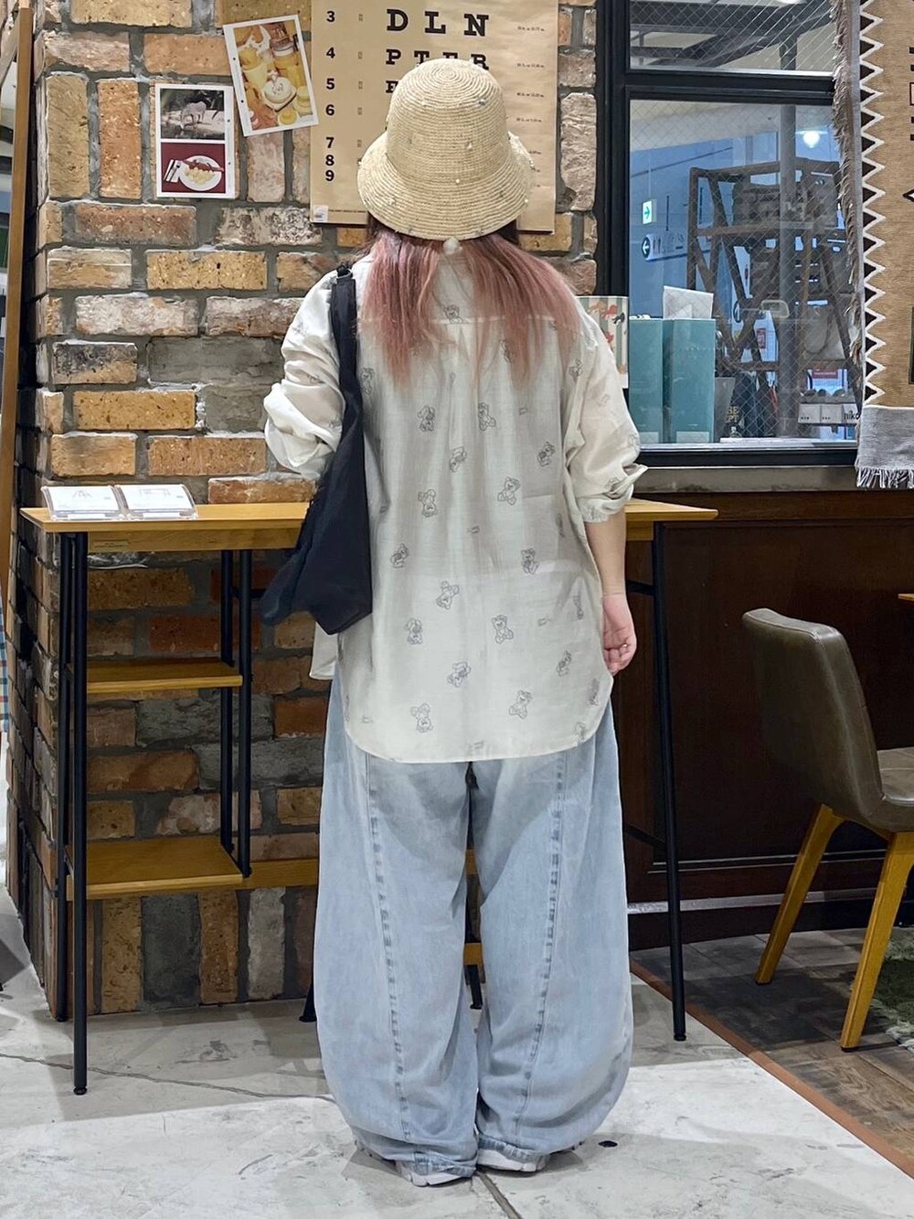 ブルー系のデニムパンツ、その他のスニーカー、ブラック系のトートバッグを着用したレディースの夏コーディネートの5枚目の写真