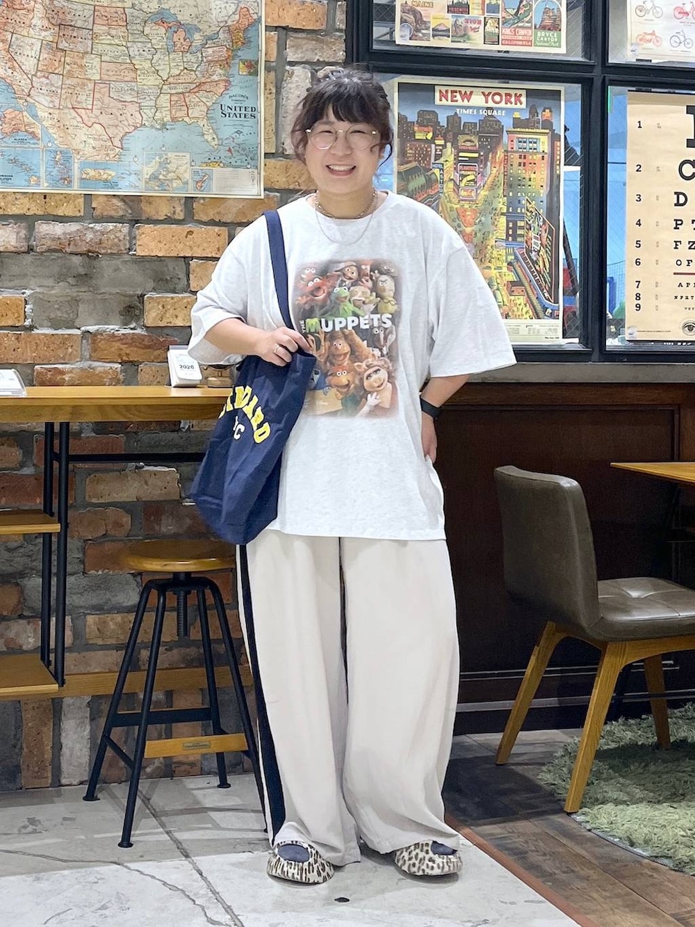 ブラウン系のその他パンツ、その他のサンダル、ブルー系のトートバッグを着用したレディースの夏コーディネートの9枚目の写真