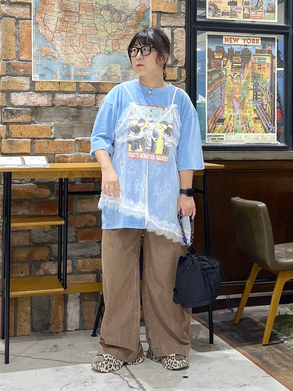 ブラック系のショルダーバッグ、ベージュ系のその他パンツ、その他のサンダルを着用したレディースの夏コーディネートの3枚目の写真