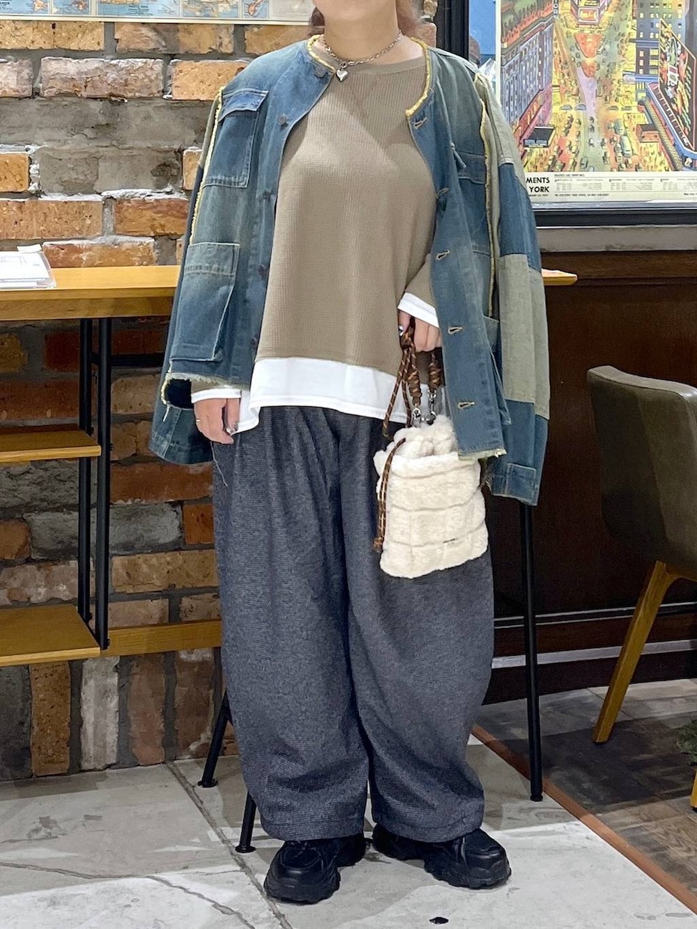 ブルー系のその他パンツ、ブラウン系のTシャツ/カットソー、ブラック系のスニーカーを着用したレディースの秋コーディネートの2枚目の写真
