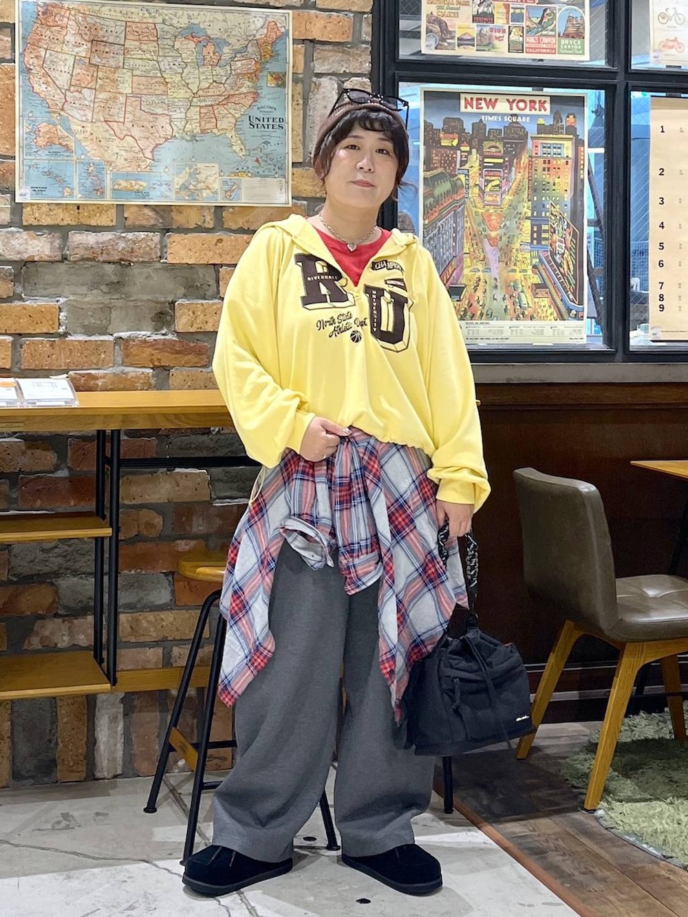 イエロー系のパーカー、レッド系のTシャツ/カットソー、ブラック系のモカシン/デッキシューズを着用したレディースの秋コーディネートの8枚目の写真