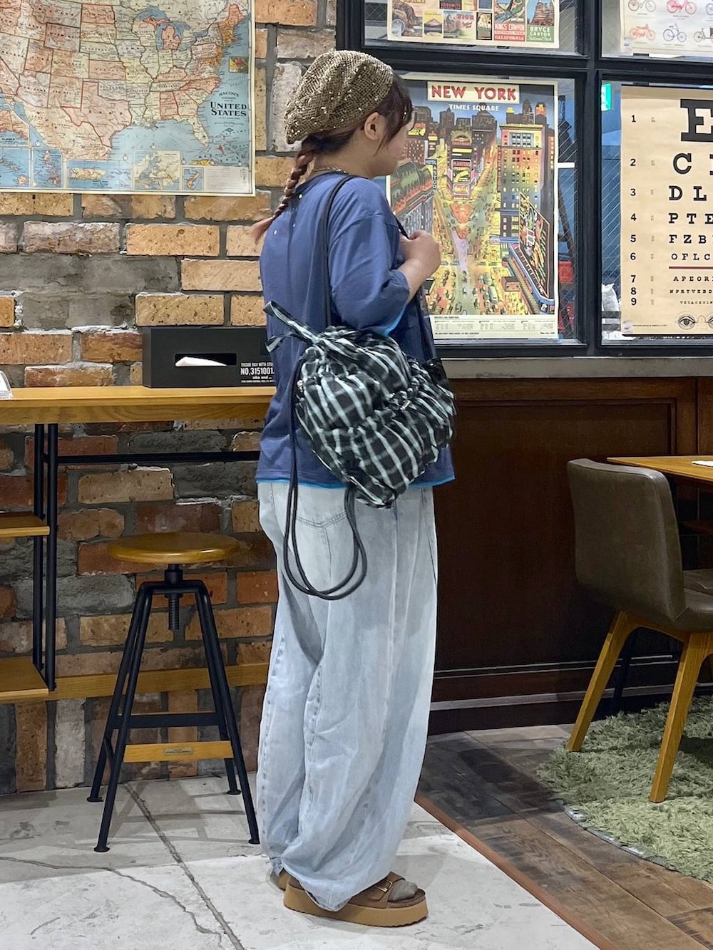 ブルー系のデニムパンツ、ブラウン系のサンダル、その他のバックパック/リュックを着用したレディースの夏コーディネートの6枚目の写真