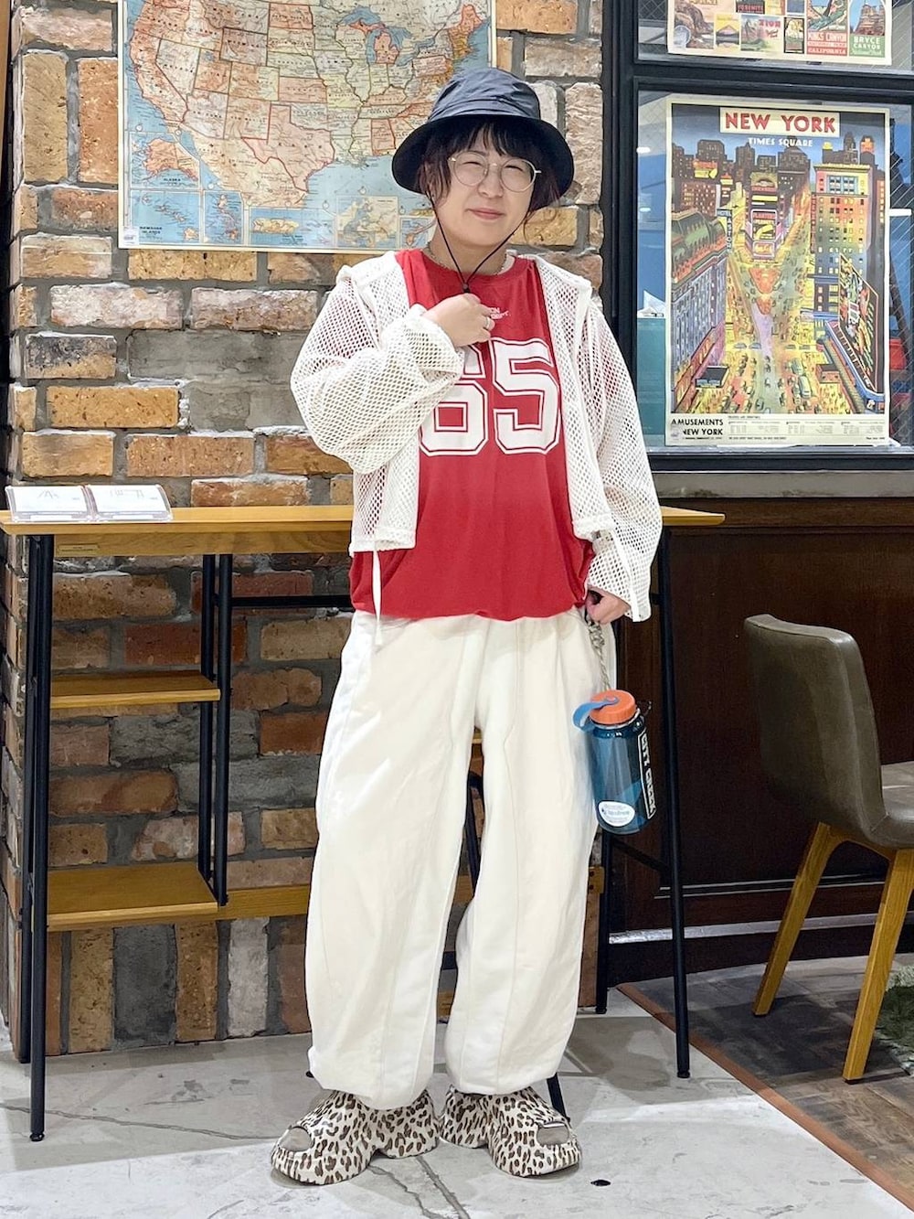 ベージュ系のデニムパンツ、その他のサンダル、ホワイト系のパーカーを着用したレディースの夏コーディネートの8枚目の写真