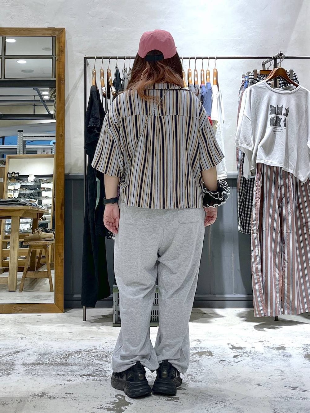 ブルー系のシャツ/ブラウス、グレー系のつなぎ/オールインワン、パープル系のショルダーバッグを着用したレディースの夏コーディネートの5枚目の写真