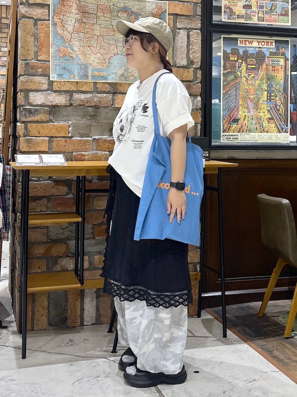 ブルー系のトートバッグ、グレー系のスカート、グレー系のその他パンツを着用したレディースの夏コーディネートの4枚目の写真