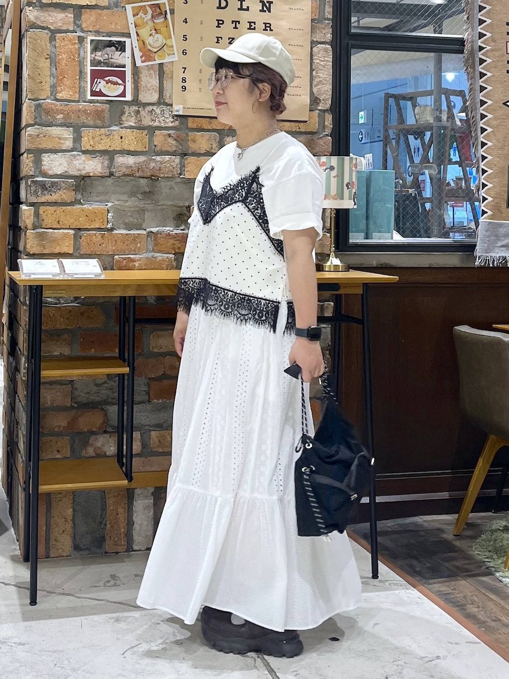 その他のTシャツ/カットソー、ブラウン系のスニーカー、ホワイト系のスカートを着用したレディースの夏コーディネートの4枚目の写真