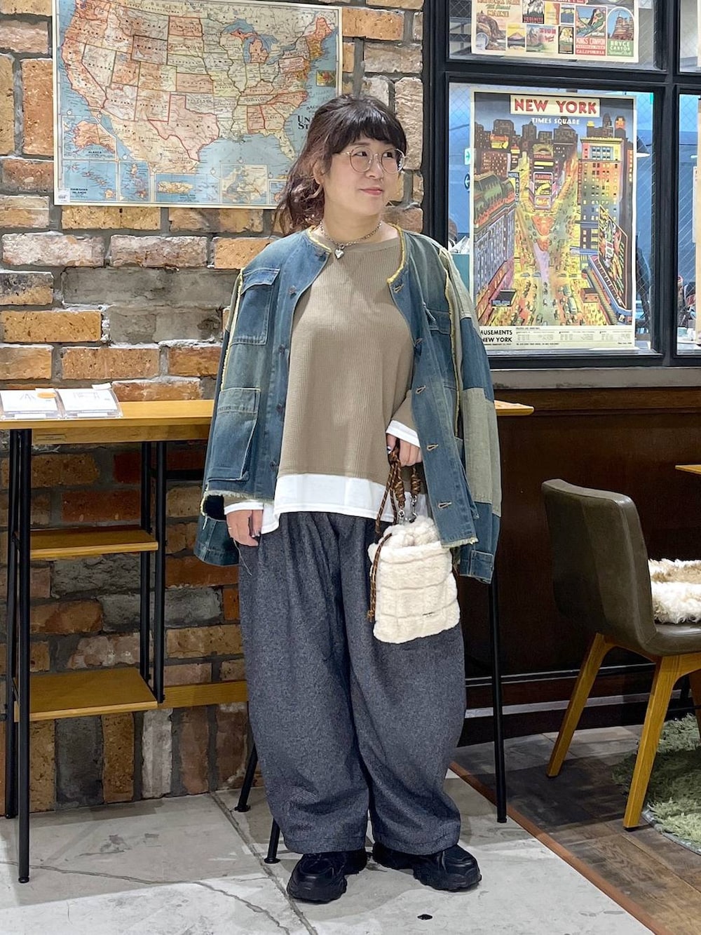 ブルー系のその他パンツ、ブラウン系のTシャツ/カットソー、ブラック系のスニーカーを着用したレディースの秋コーディネートの6枚目の写真