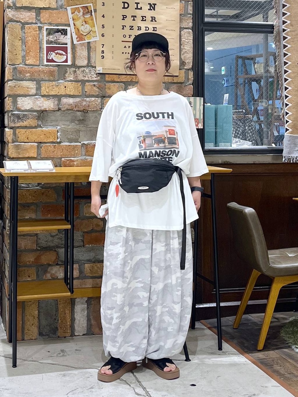 ブラック系のサンダル、グレー系のその他パンツ、ブラック系のキャミソールを着用したレディースの夏コーディネートの3枚目の写真