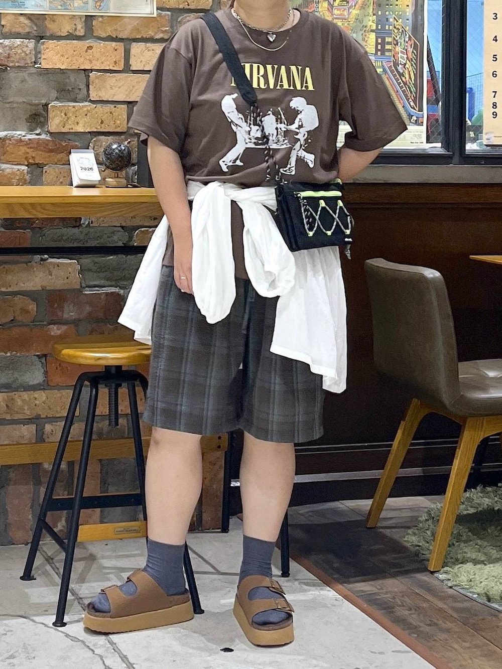 ブラウン系のその他パンツ、ホワイト系のシャツ/ブラウス、ブラウン系のサンダルを着用したレディースの夏コーディネートの2枚目の写真