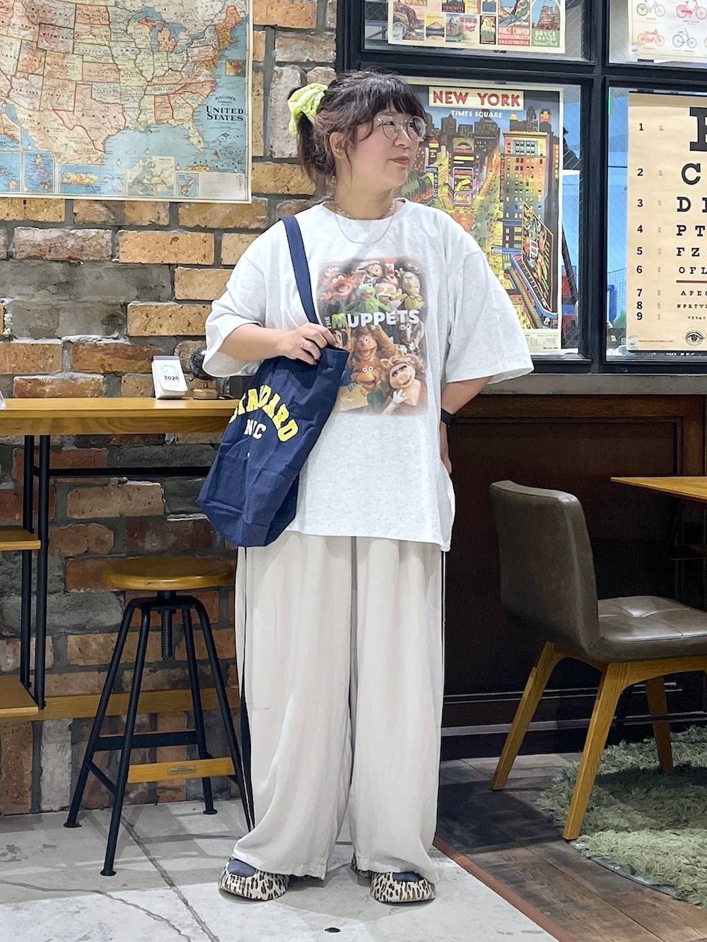 ブラウン系のその他パンツ、その他のサンダル、ブルー系のトートバッグを着用したレディースの夏コーディネートの7枚目の写真