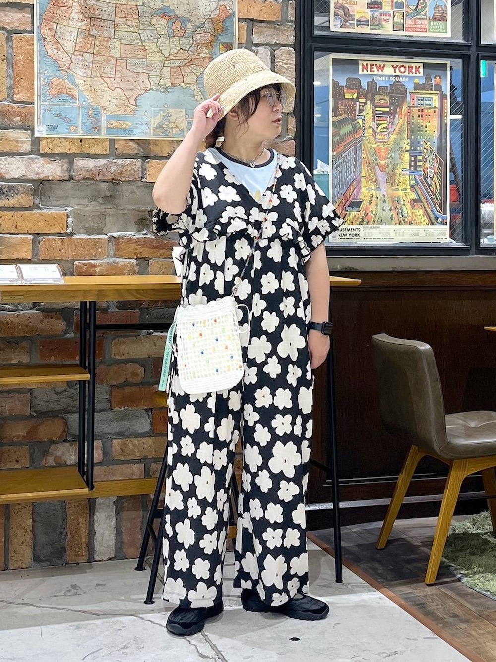 ブラック系のバレエシューズ、その他のつなぎ/オールインワン、その他のショルダーバッグを着用したレディースの夏コーディネートの8枚目の写真