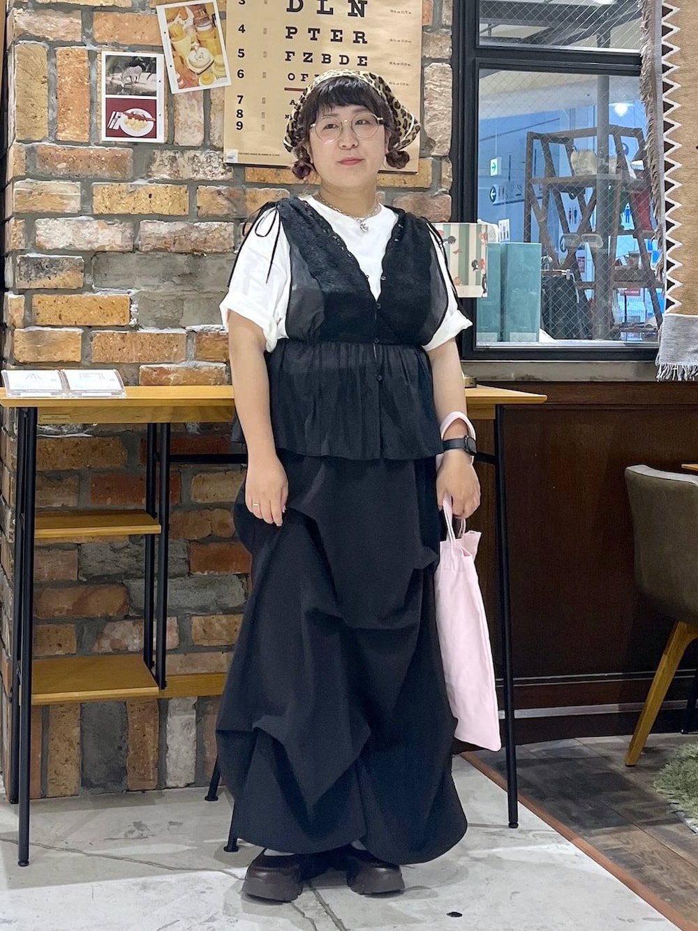 その他のTシャツ/カットソー、ブラウン系のスニーカー、ピンク系のトートバッグを着用したレディースの夏コーディネートの7枚目の写真