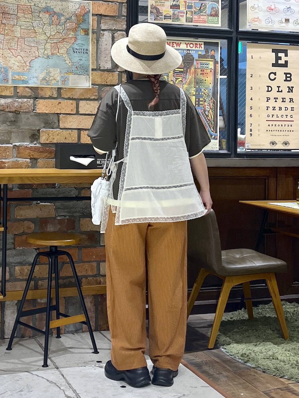 ブラック系のサンダル、ホワイト系のショルダーバッグ、ブラウン系のTシャツ/カットソーを着用したレディースの夏コーディネートの5枚目の写真