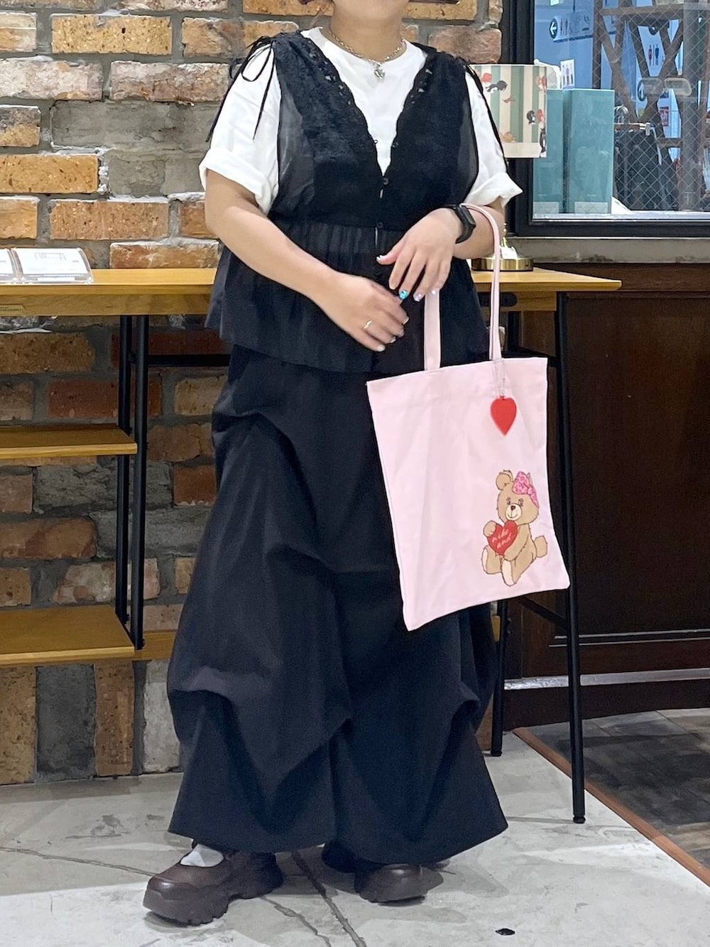 その他のTシャツ/カットソー、ブラウン系のスニーカー、ピンク系のトートバッグを着用したレディースの夏コーディネートの2枚目の写真