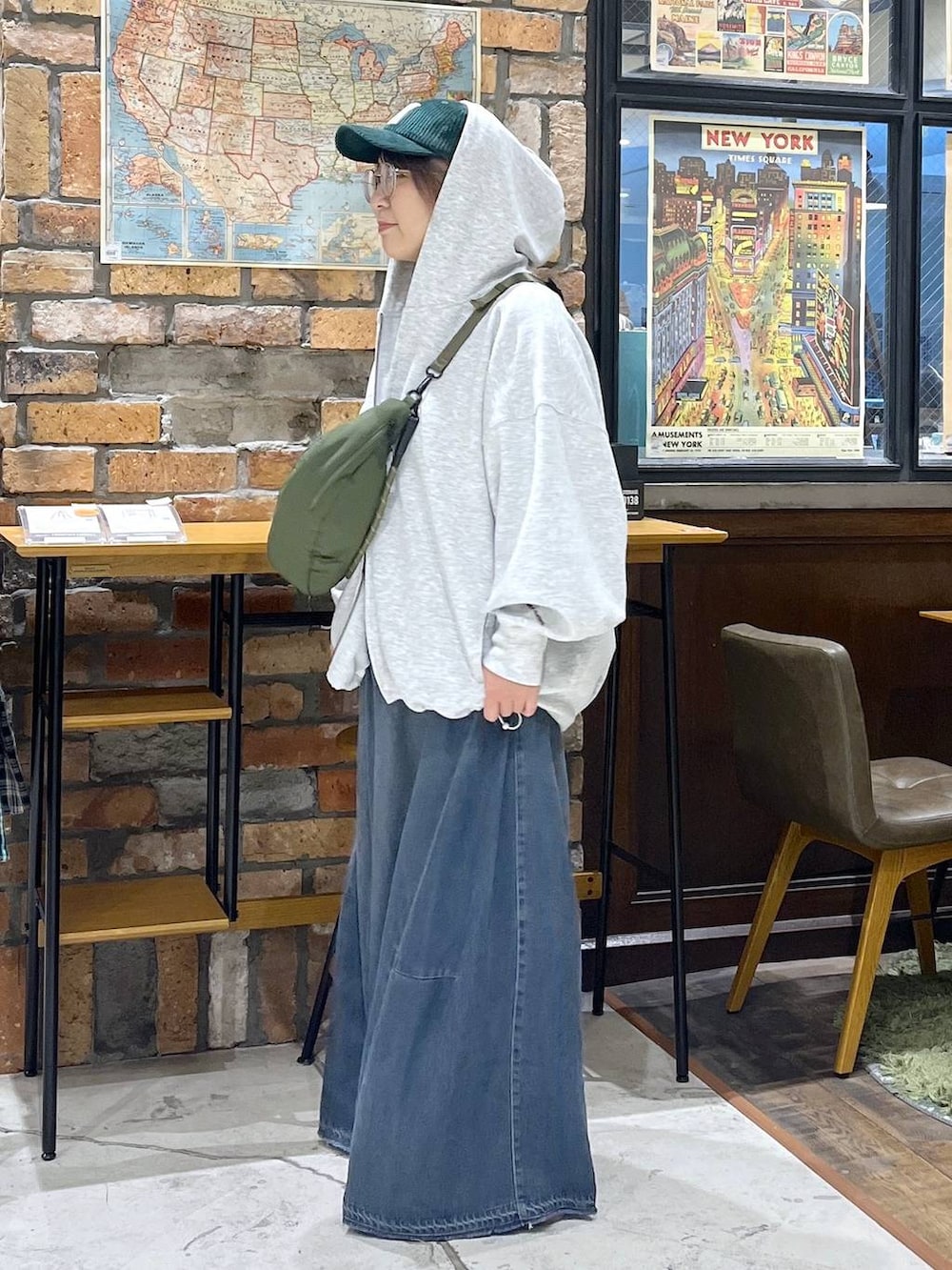 グレー系のパーカー、グリーン系のショルダーバッグ、イエロー系のモカシン/デッキシューズを着用したレディースの秋コーディネートの4枚目の写真