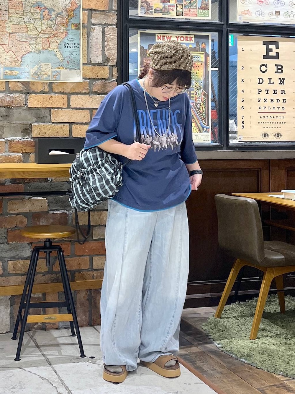 ブルー系のデニムパンツ、ブラウン系のサンダル、その他のバックパック/リュックを着用したレディースの夏コーディネートの8枚目の写真