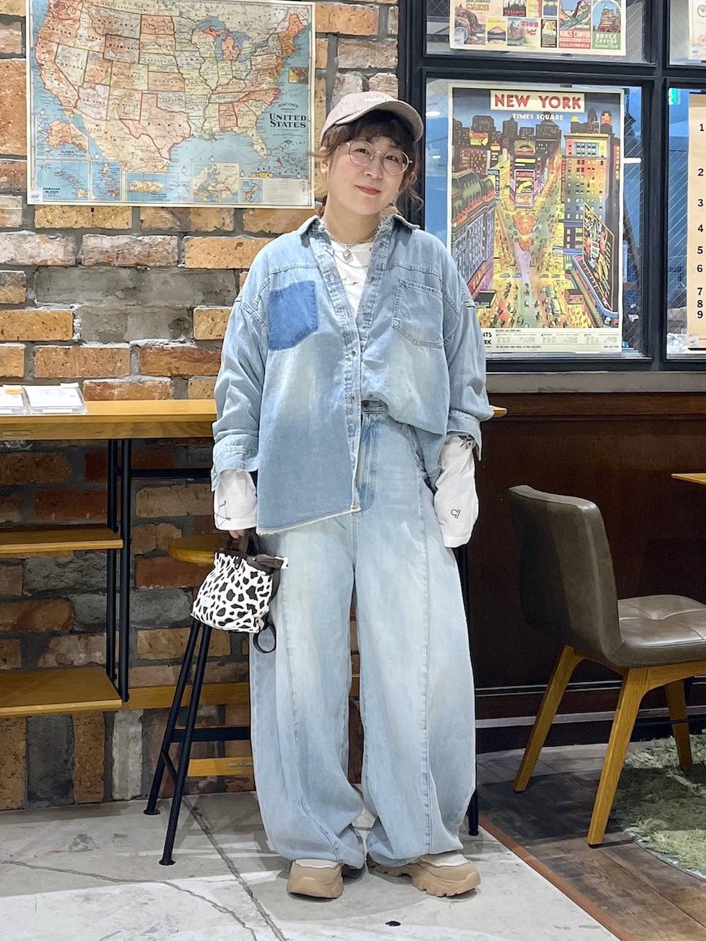 その他のトートバッグ、その他のTシャツ/カットソー、ブルー系のデニムパンツを着用したレディースの夏コーディネートの3枚目の写真
