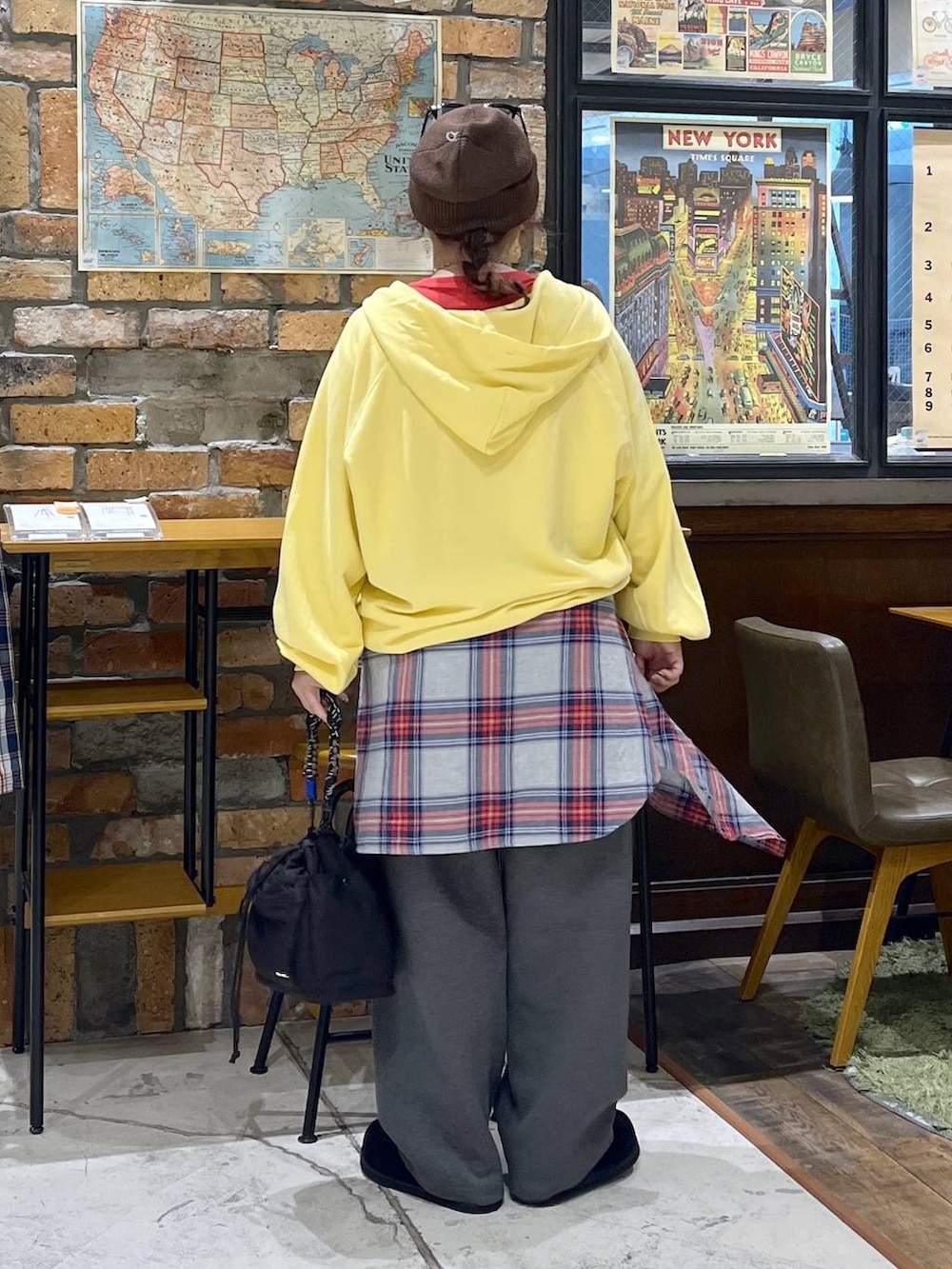 イエロー系のパーカー、レッド系のTシャツ/カットソー、ブラック系のモカシン/デッキシューズを着用したレディースの秋コーディネートの5枚目の写真
