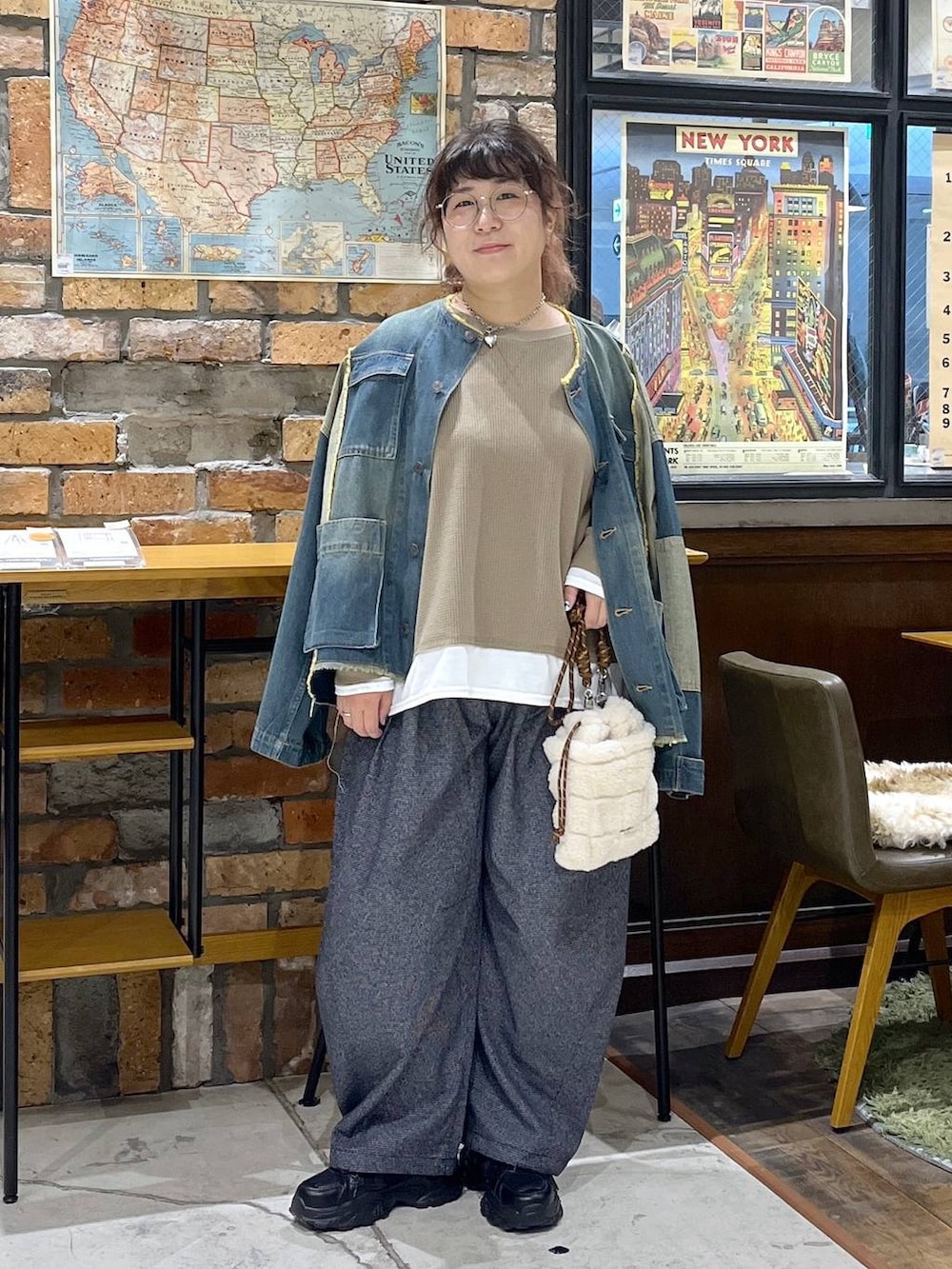 ブルー系のその他パンツ、ブラウン系のTシャツ/カットソー、ブラック系のスニーカーを着用したレディースの秋コーディネートの7枚目の写真