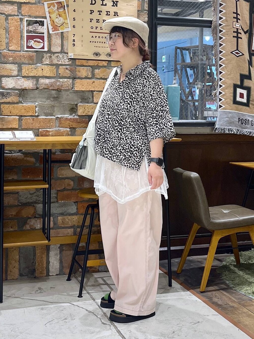 ピンク系のその他パンツ、ブラック系のサンダル、ホワイト系のシャツ/ブラウスを着用したレディースの春コーディネートの4枚目の写真