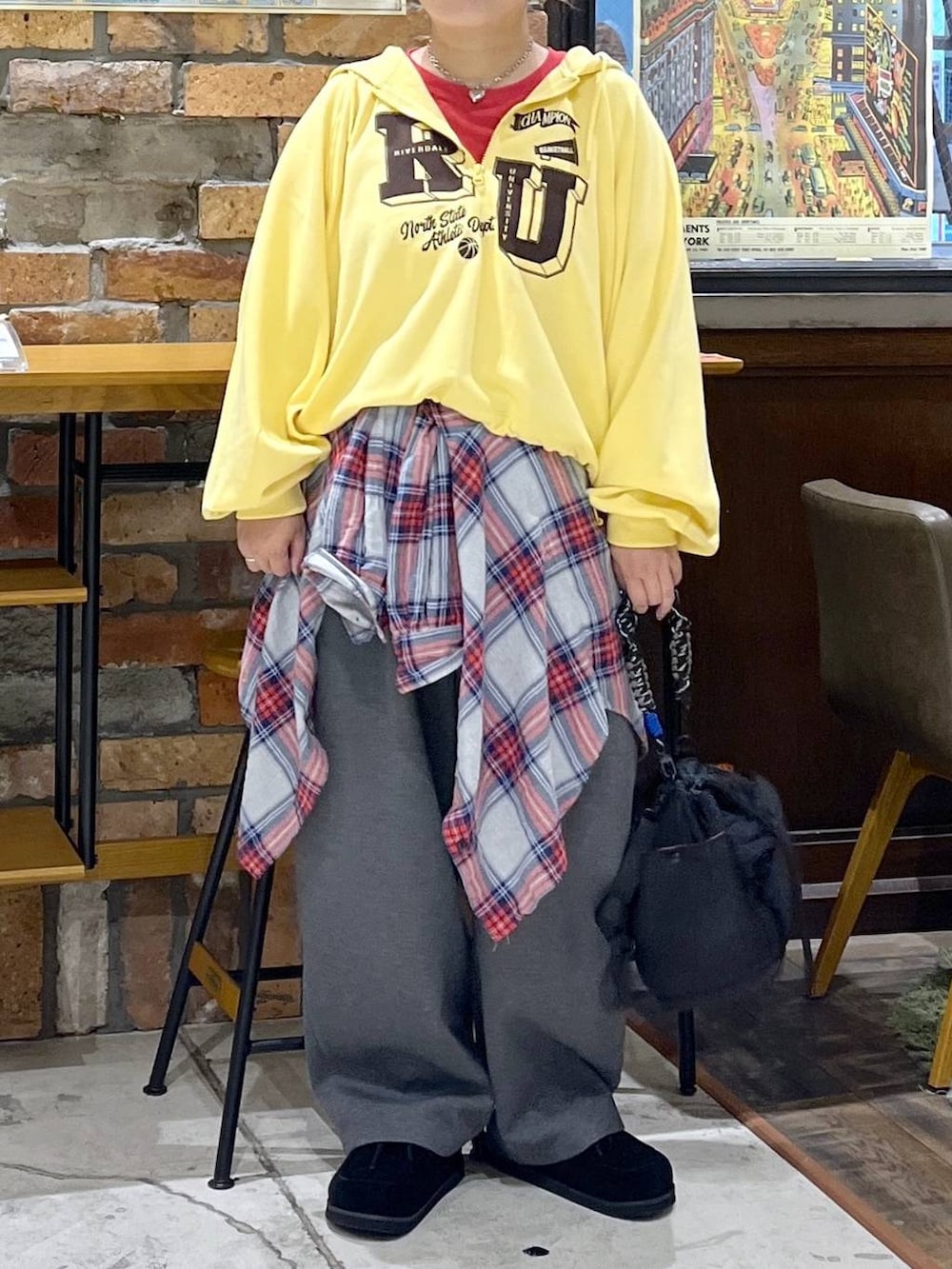 イエロー系のパーカー、レッド系のTシャツ/カットソー、ブラック系のモカシン/デッキシューズを着用したレディースの秋コーディネートの2枚目の写真