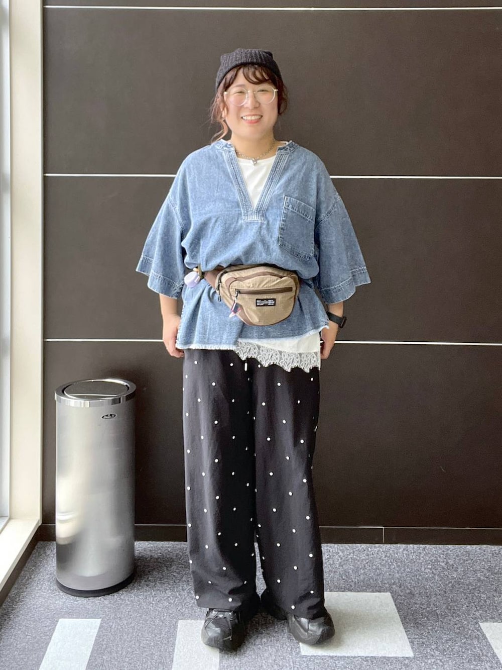 ベージュ系のボディバッグ/ウエストポーチ、ブラック系のその他パンツ、ブルー系のシャツ/ブラウスを着用したレディースの夏コーディネートの3枚目の写真