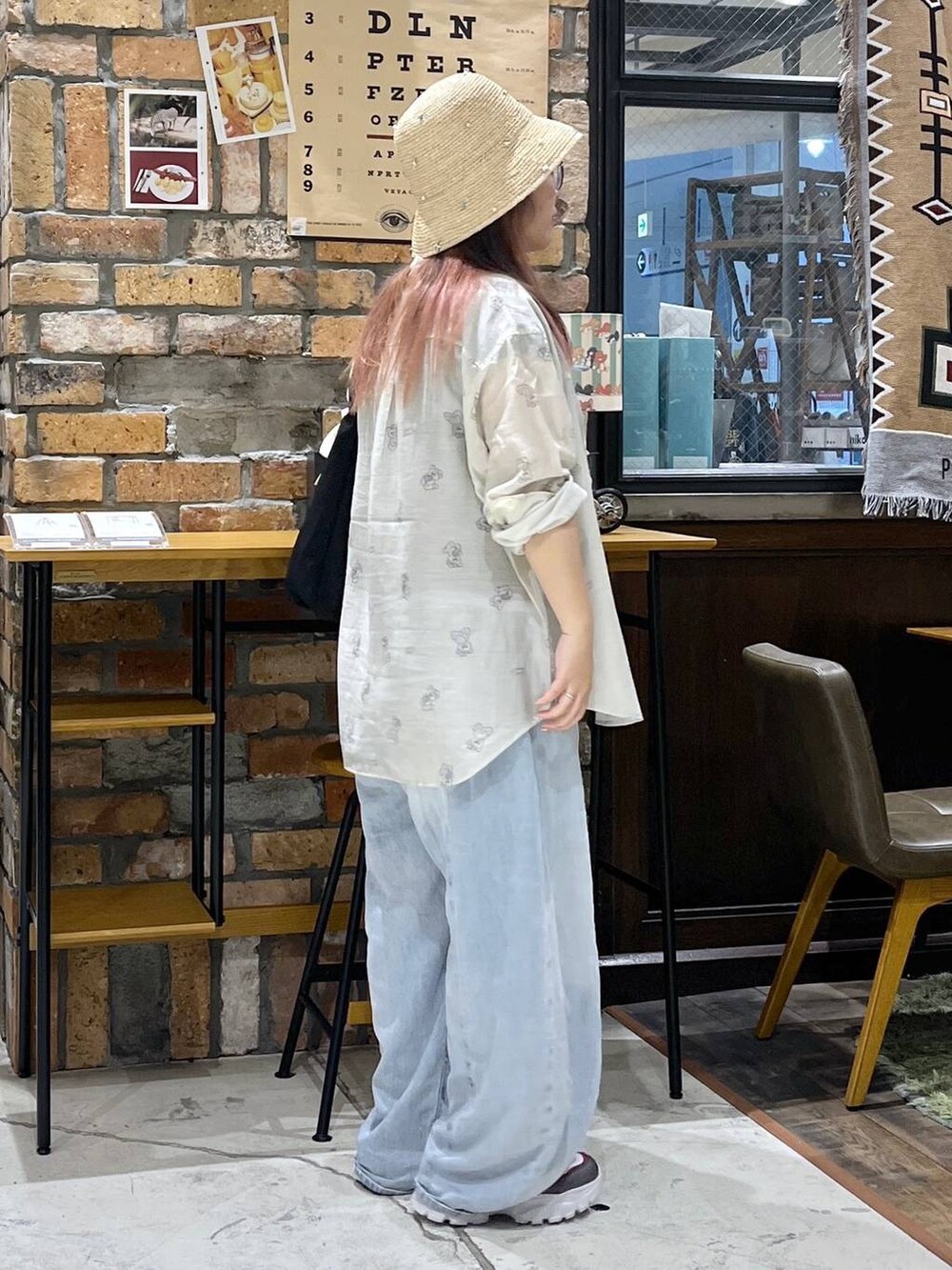 ブルー系のデニムパンツ、その他のスニーカー、ブラック系のトートバッグを着用したレディースの夏コーディネートの6枚目の写真