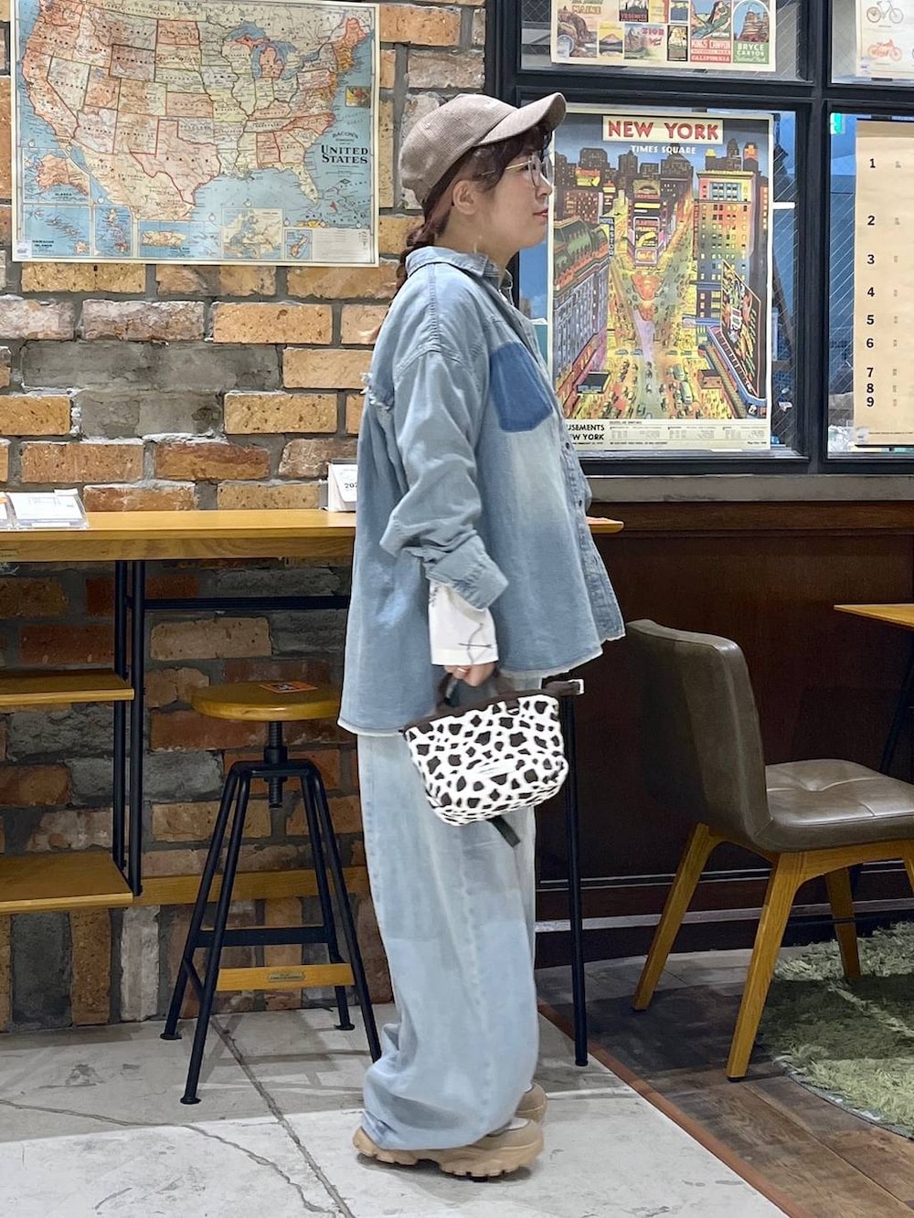 その他のトートバッグ、その他のTシャツ/カットソー、ブルー系のデニムパンツを着用したレディースの夏コーディネートの6枚目の写真