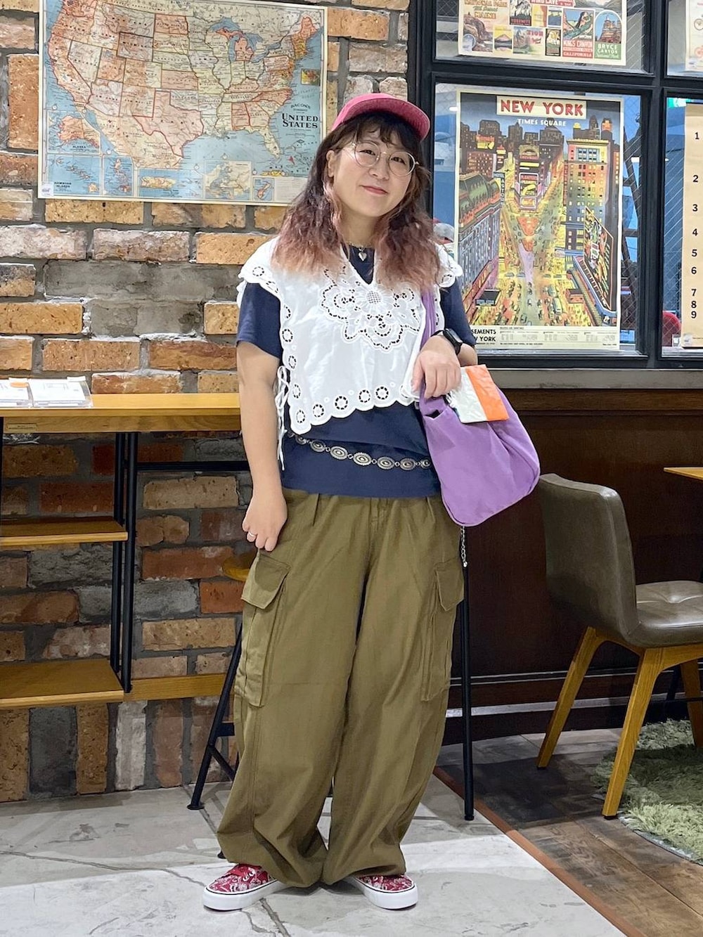 パープル系のトートバッグ、ホワイト系のベスト、ブルー系のTシャツ/カットソーを着用したレディースの夏コーディネートの9枚目の写真